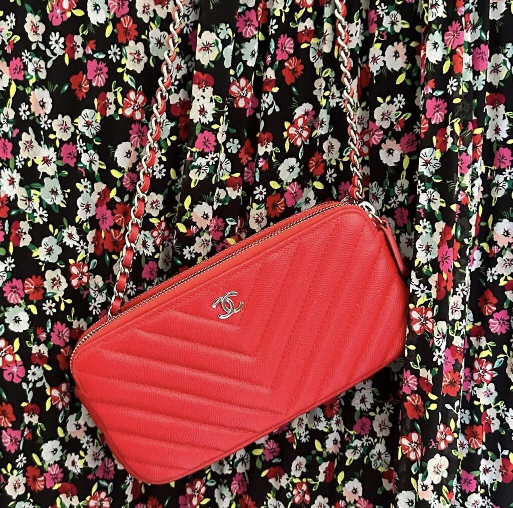 From the timeless Chanel Classic to the playful Dior Saddle, discover five all-time favourite Wallet on Chains and the chicest ways to style them. Your ultimate guide to these compact luxury icons.